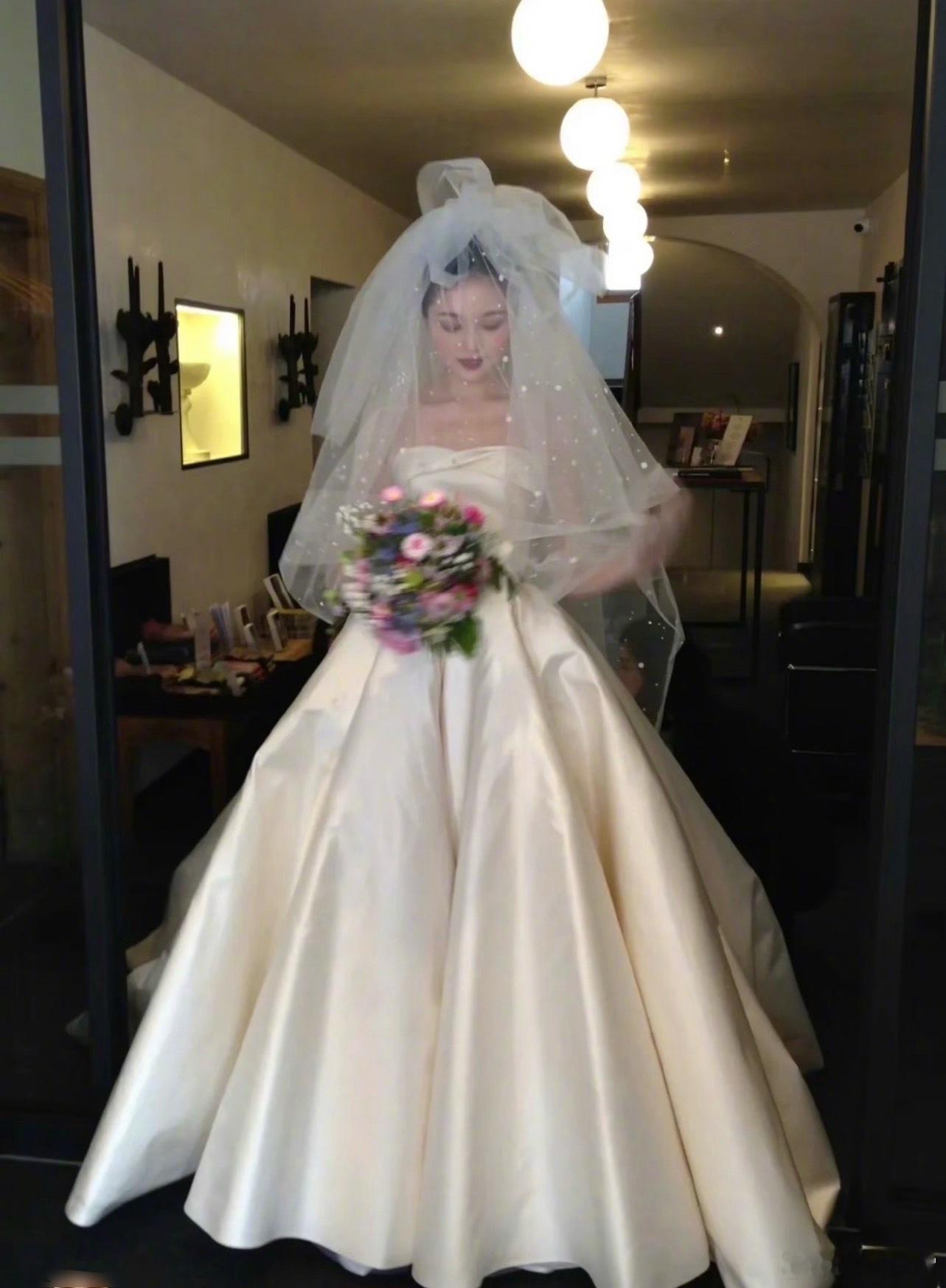 奚梦瑶和晚晚的婚纱哪个更好看？奚梦瑶世纪婚礼的最大遗憾晚晚的古堡婚礼