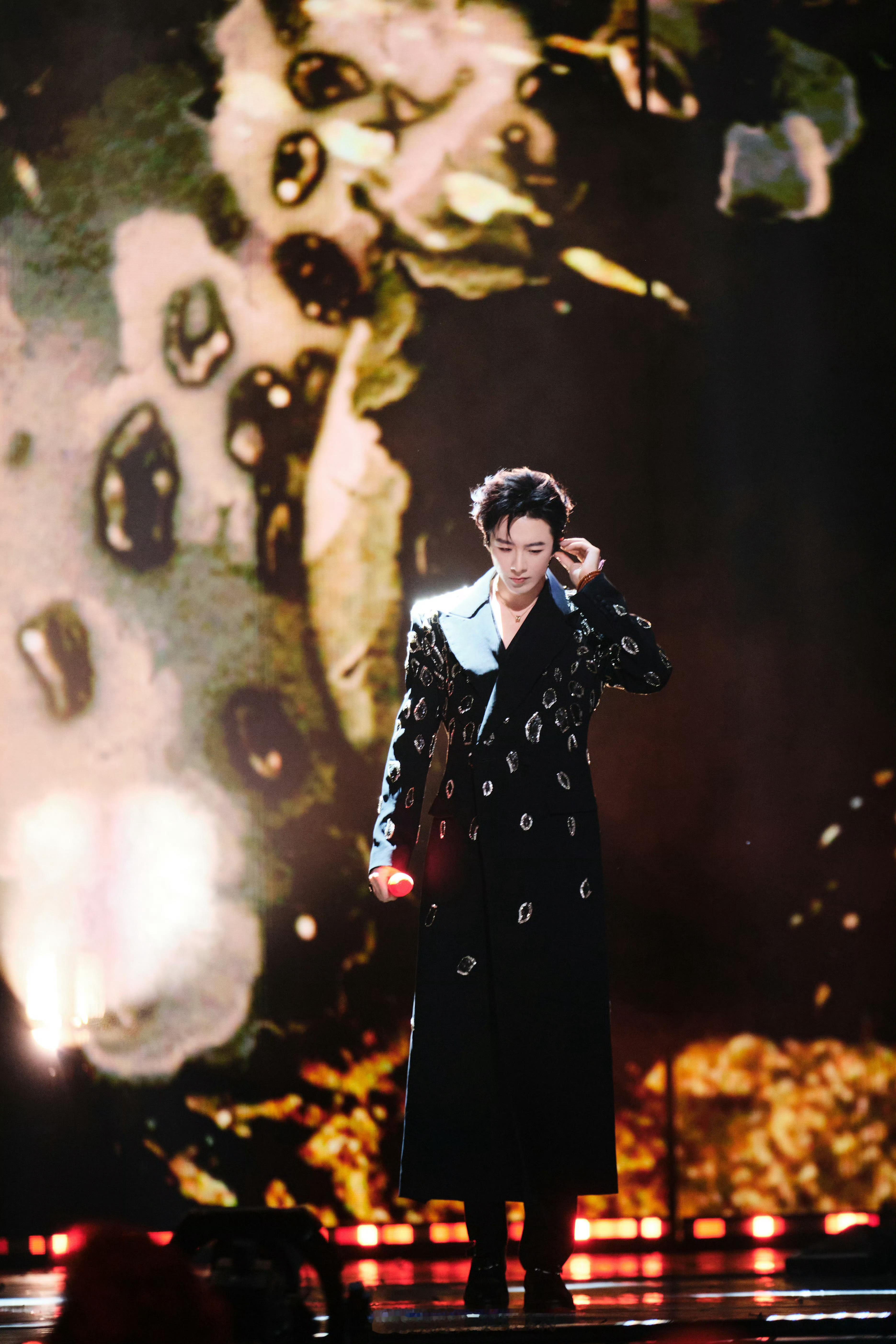 刘宇宁的2025巡演 🐾刘宇宁玫瑰丛生 🐾摩登兄弟 今晚的风裹着灯光往衣摆里