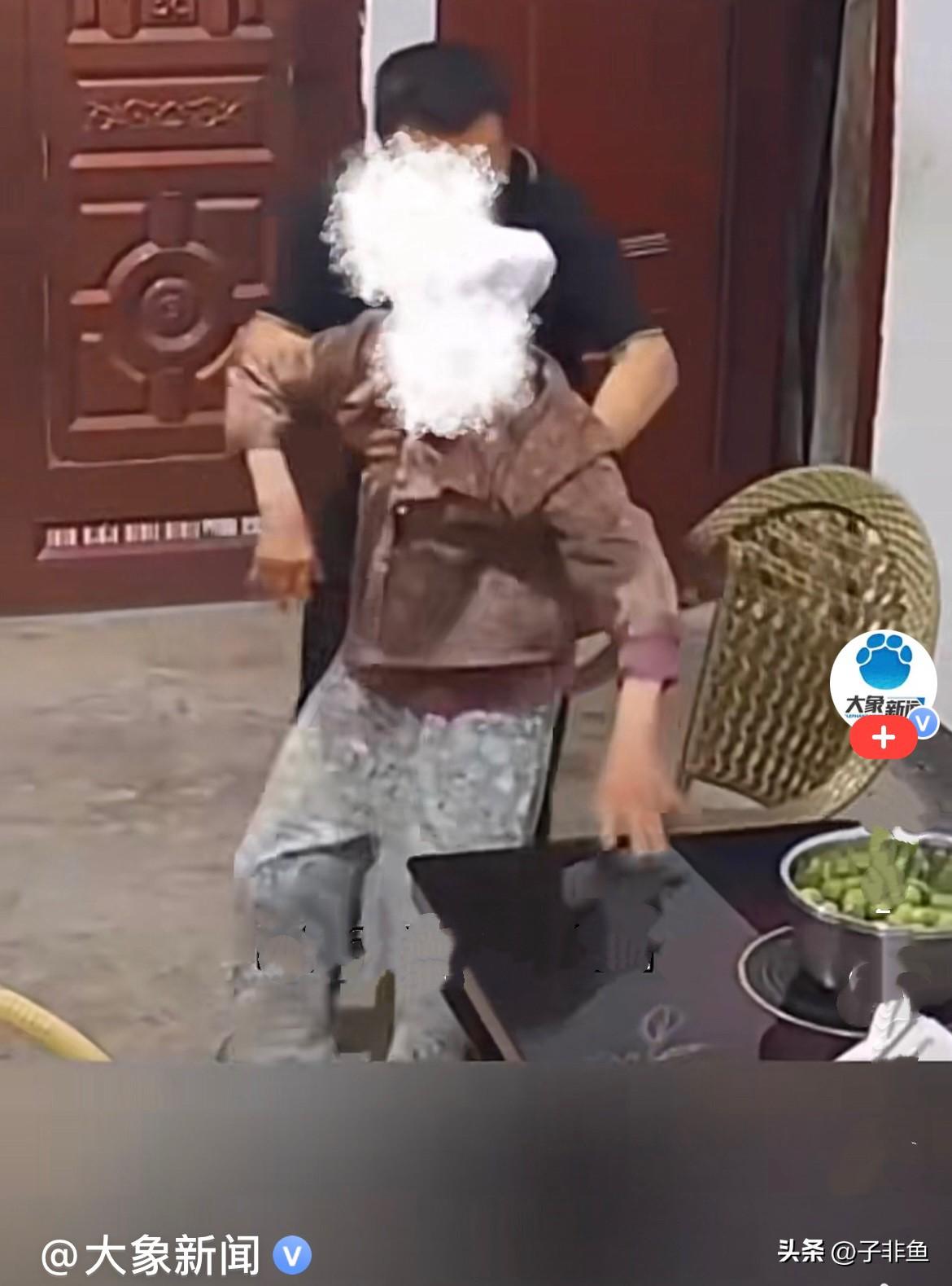 近日，贵州一户人家的日常，真的看尽了晚年照护的不易，满满的心酸和无力感……
  