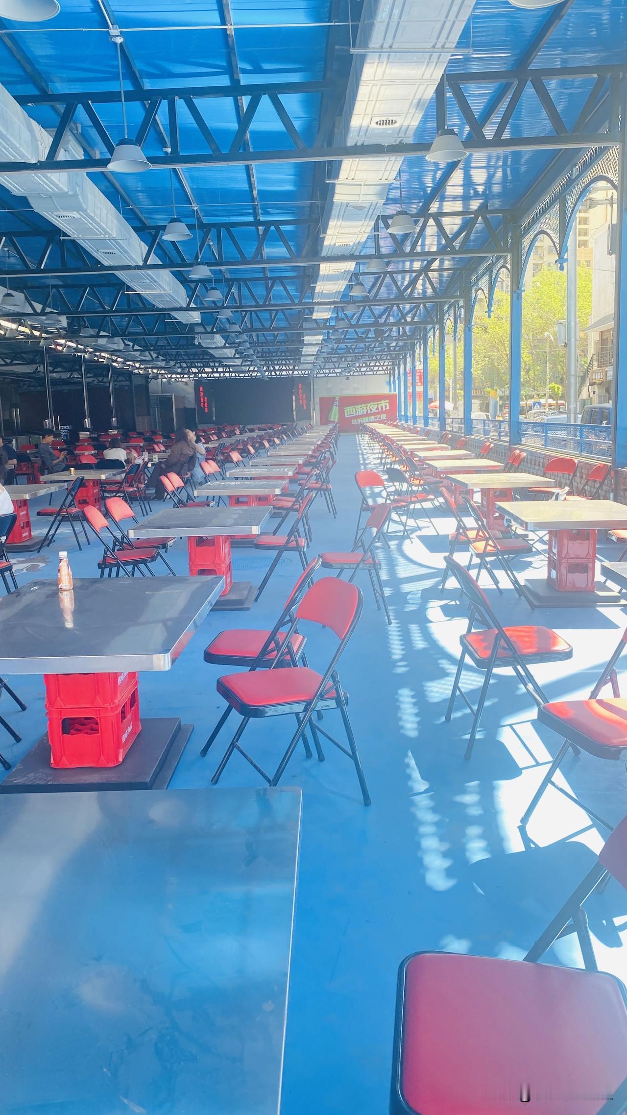 今天工地有个小工干活时准备抽烟，被做工地的消防经理拍照。

他碰到我给我说了这个