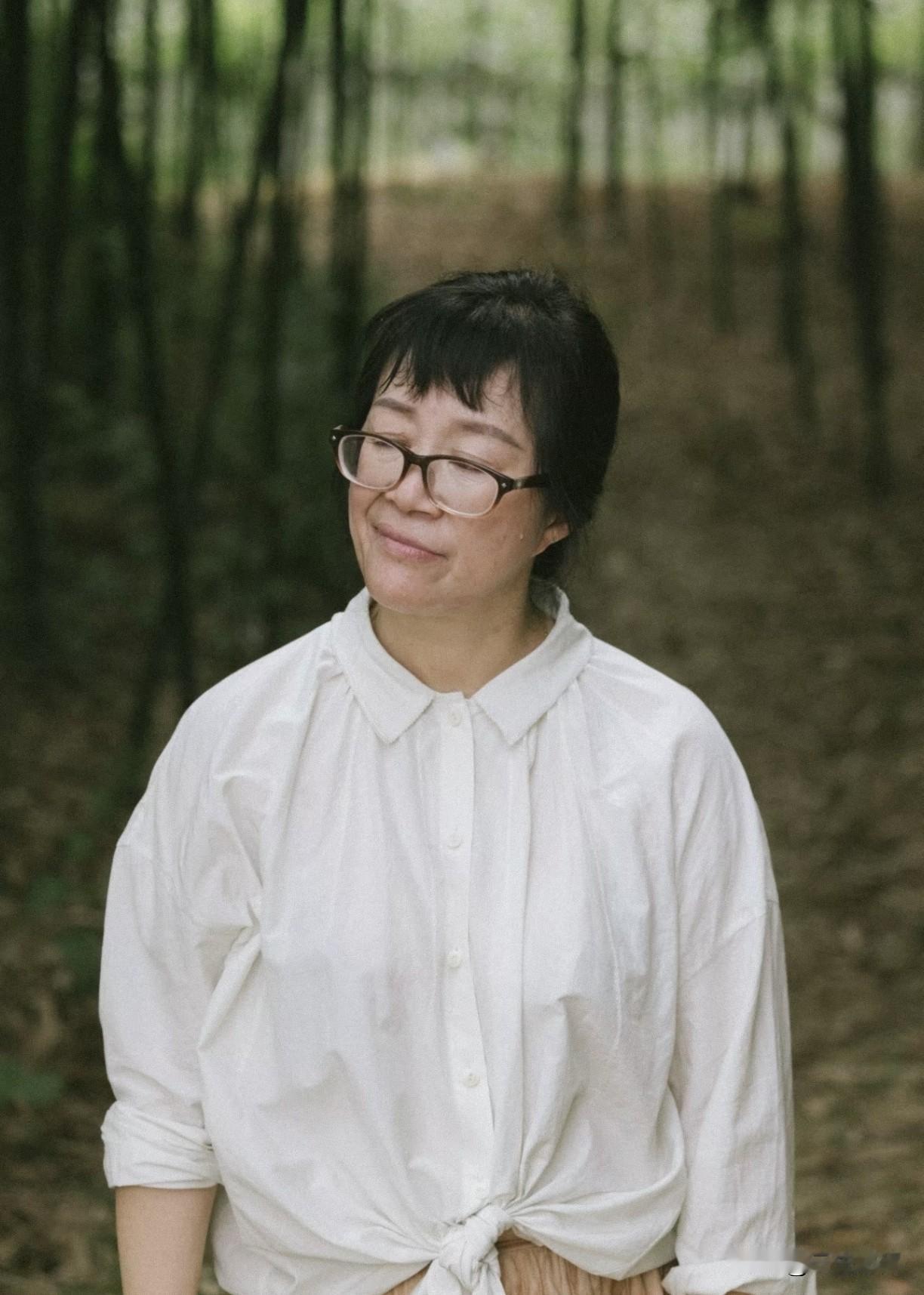 余秀华曾直言：“离婚、分手，无非就是换个人谈感情， 把衣服脱给另一个人看，做着各