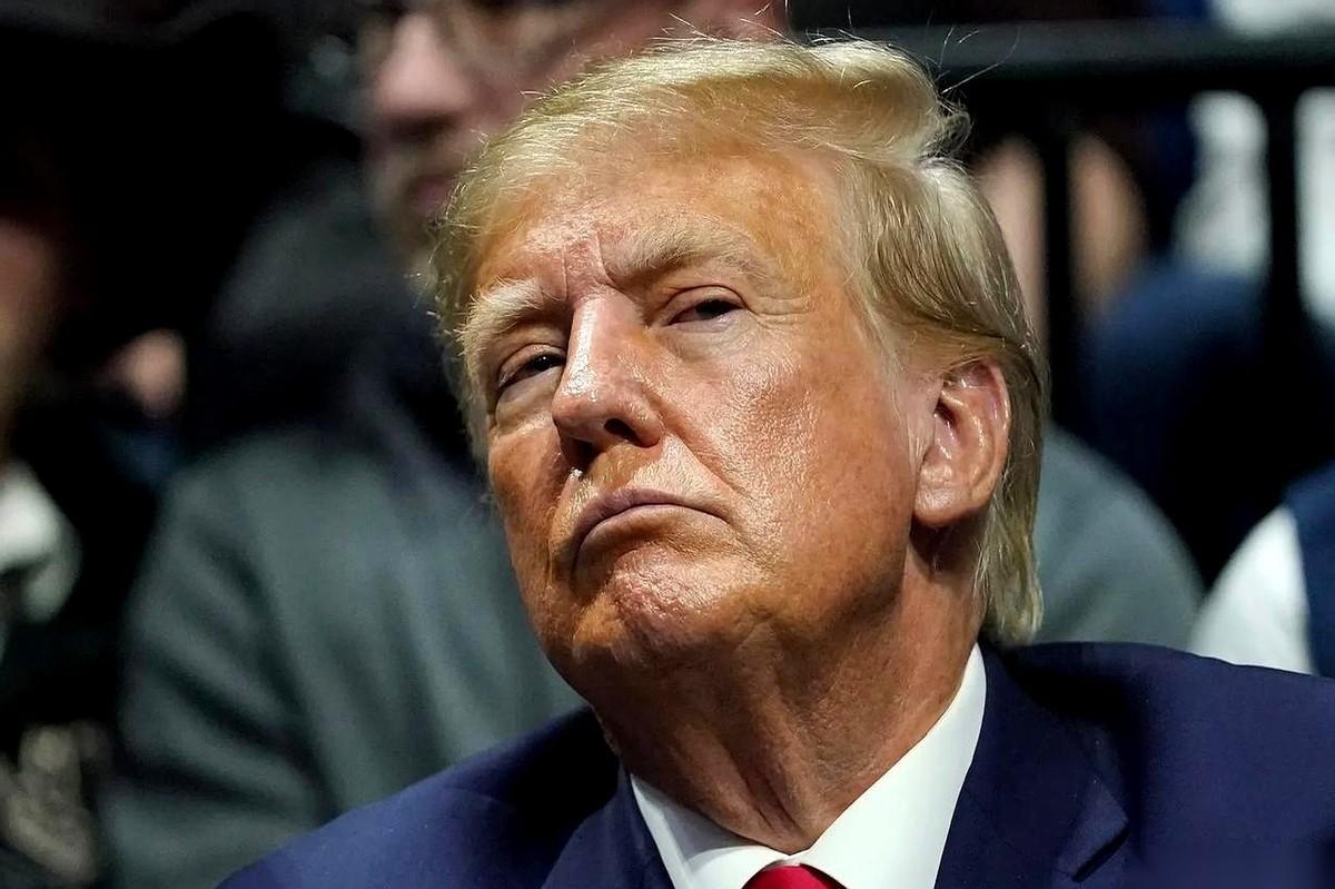 桌上那份写着“特朗普和平方案”的纸，据说已经被乌克兰人自己给划拉得面目全非了。