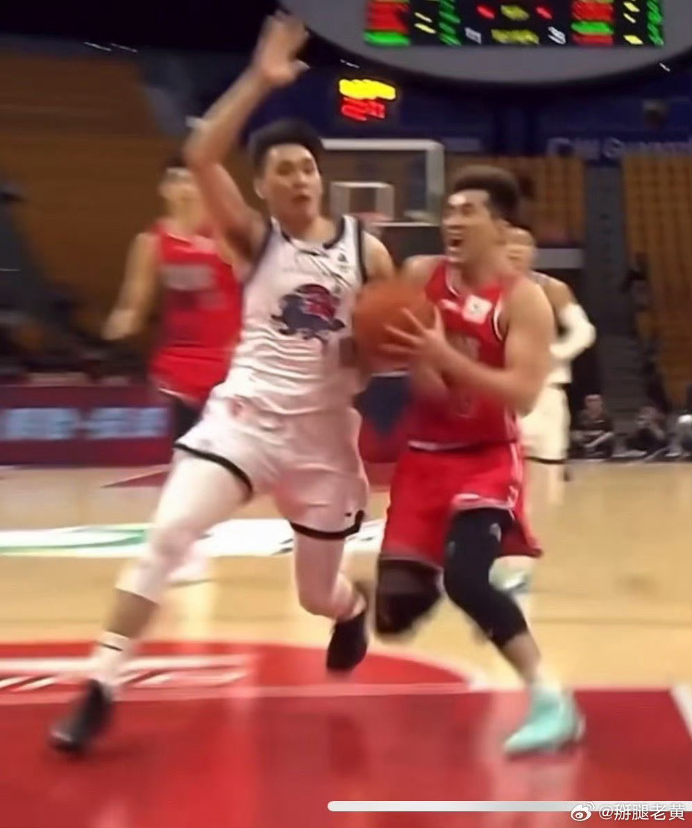 郭艾伦受伤黄老师说可能是前叉这可咋整啊😦 