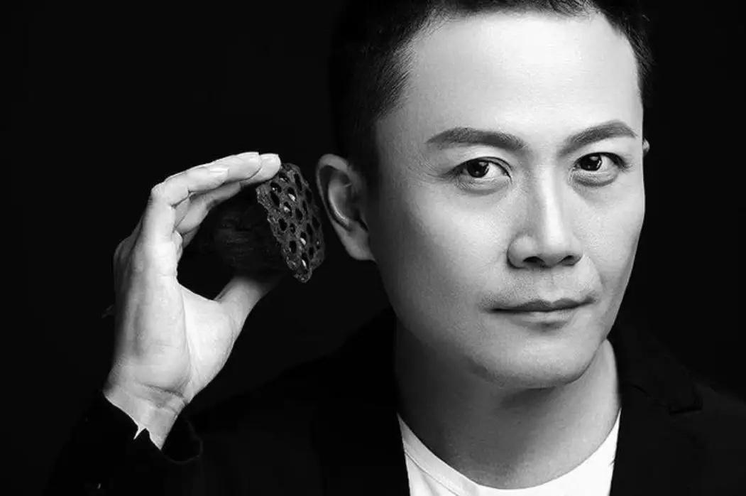 [啤酒]2006年，一男子为凤凰传奇写了一首歌。没想到一听完小样，玲花就扔了：“