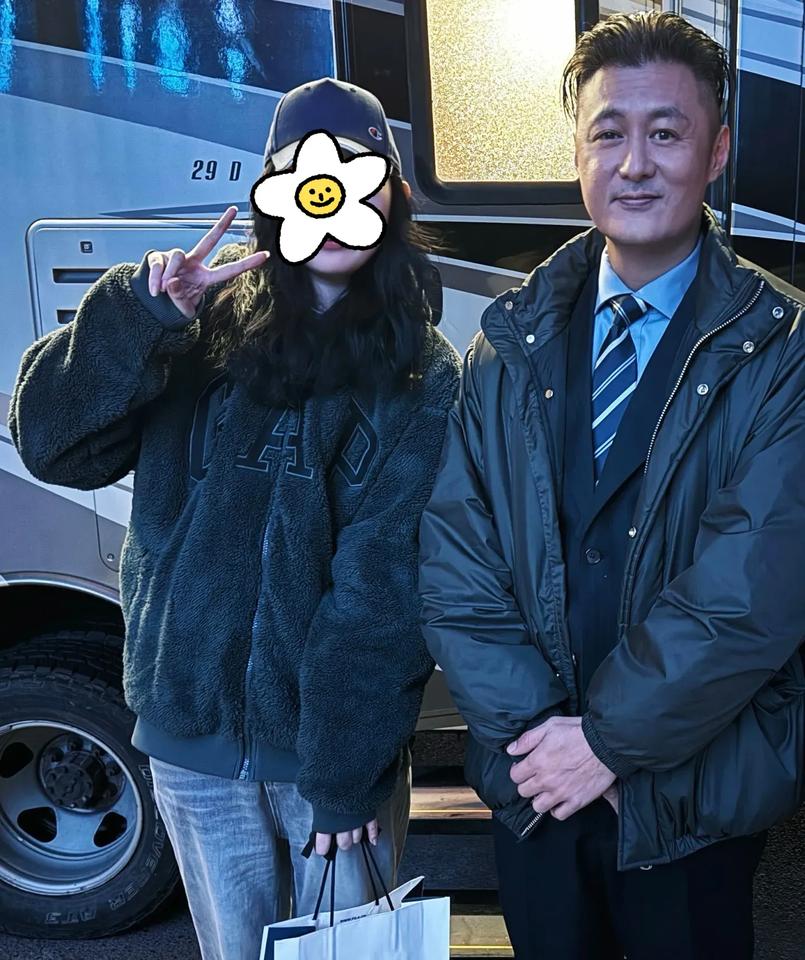 天啊！余文乐经历了什么，变化太大啦，差点认不出来
最近，余文乐在大连与万茜拍戏，