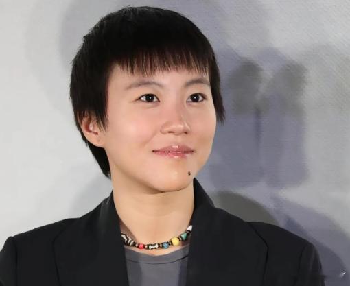 主持人夸赞窦靖童：你家的基因强大，你的音色像王菲。窦靖童笑了笑：我是她生的，不像