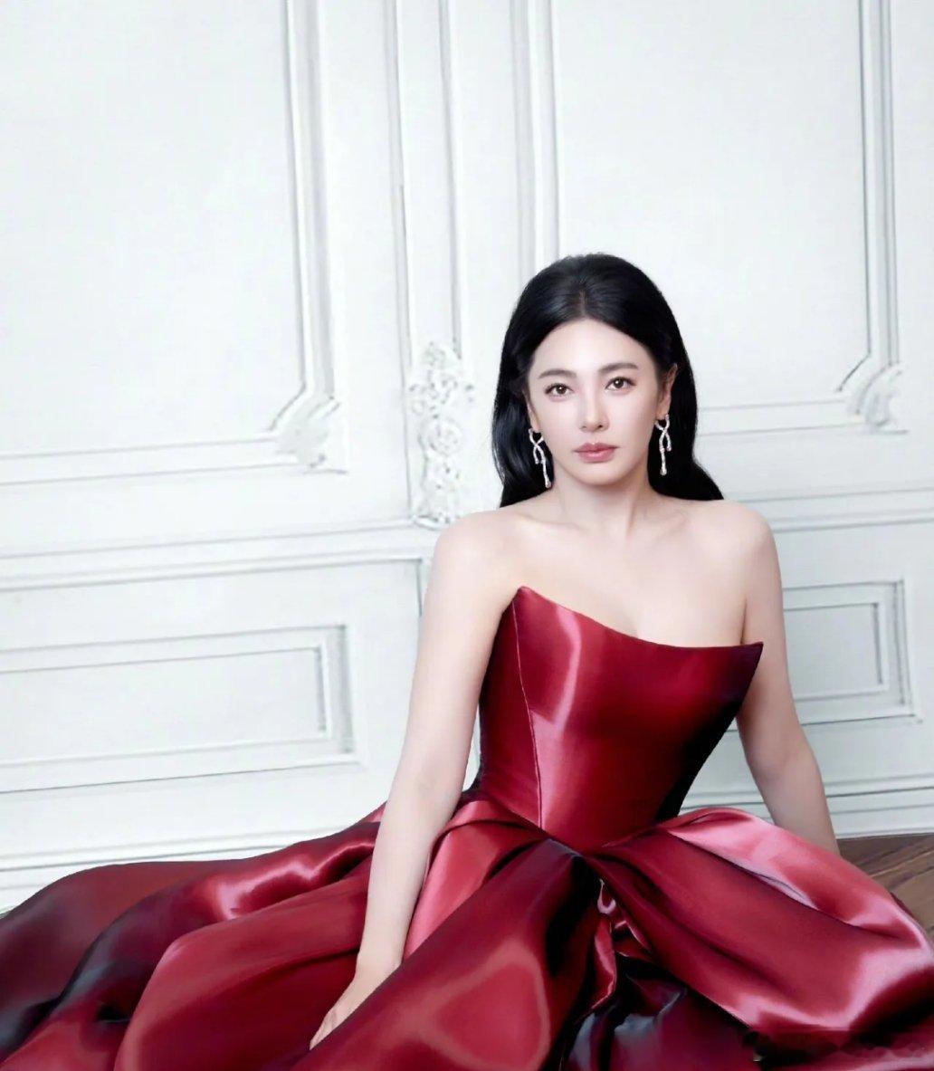 张雨绮现在肯定后悔死了！当初为了营销自己大女王的人设，在节目上各种编排于适。结果