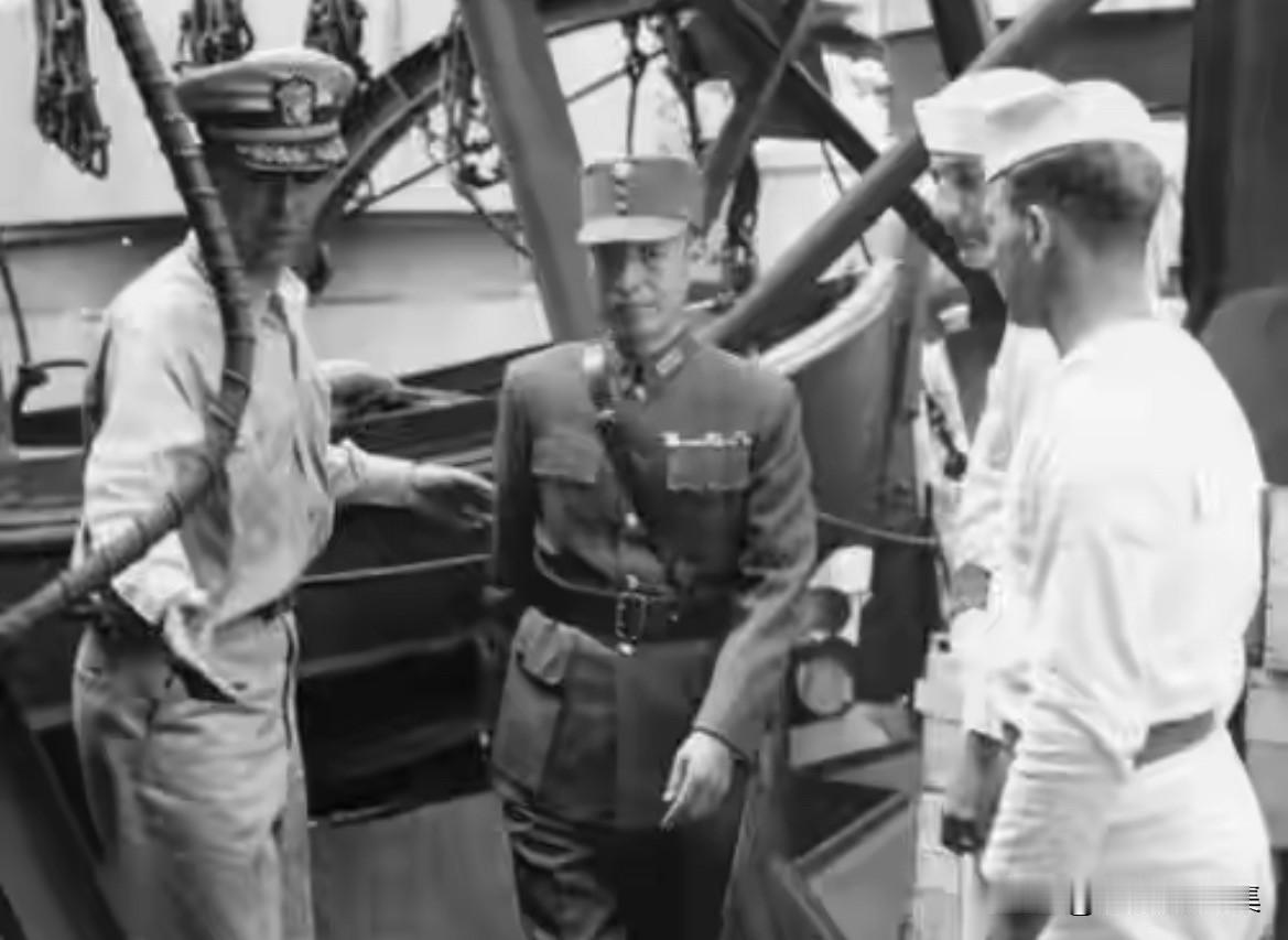 1945年9月2日，日本政府在东京湾美国军舰“密苏里号”上签署投降书，中国人民抗