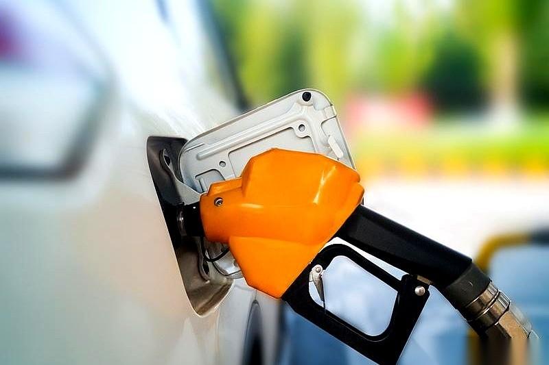 今晚12点，国内油价终于低下了它那昂了很久的头。
熬了快四个月，这还是今年头一回