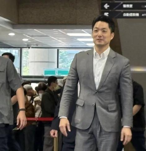 2026年4月10日，台北市长蒋万安就大陆日前在黄海举行实弹演习发表声明，他强调