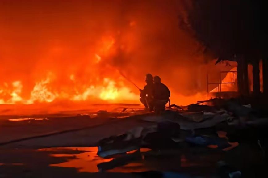 惨烈！莫斯科遭大规模轰炸，空中交通陷入瘫痪，超300架航班被迫取消或发生延误，7