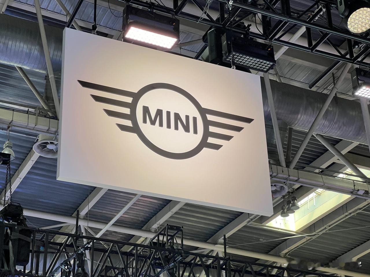在北京车展见到了全新的 MINI 家族[吐舌] MINI 的外观确实是很有辨识度