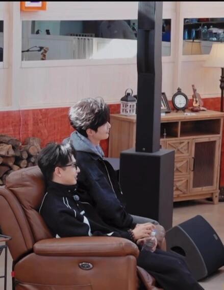 生哥！此刻我想魂穿小齐生哥小齐  真的气场好搭啊 每次背景里面他们聊天都没剪出来