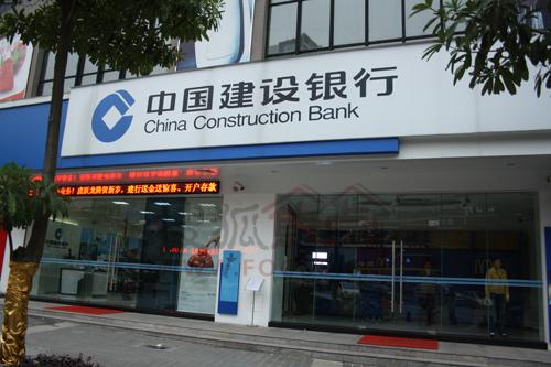 今天四月十号，是国债发行日，一大早建行大厅人头攒动，中老年人居多，利息1.7，五