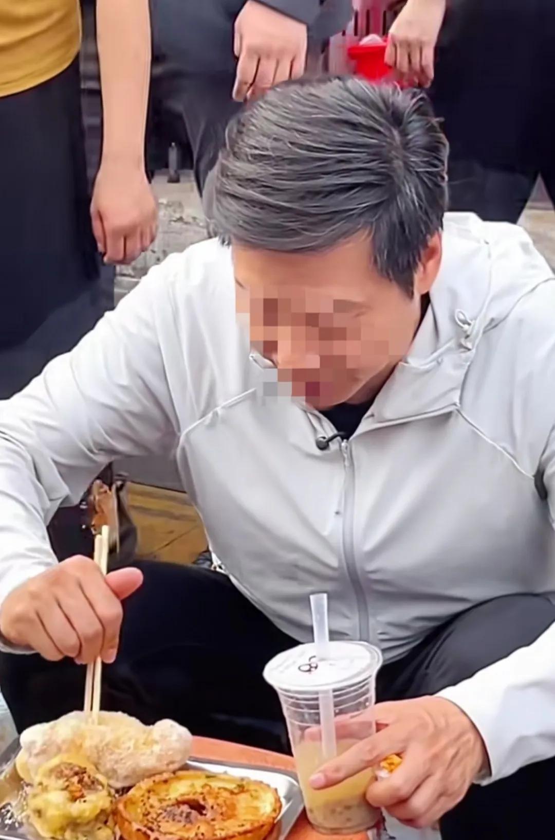 今天买早点时碰到一个网红，为了自己拍视频作秀把周边的路都堵塞了，太讨厌了。而且周