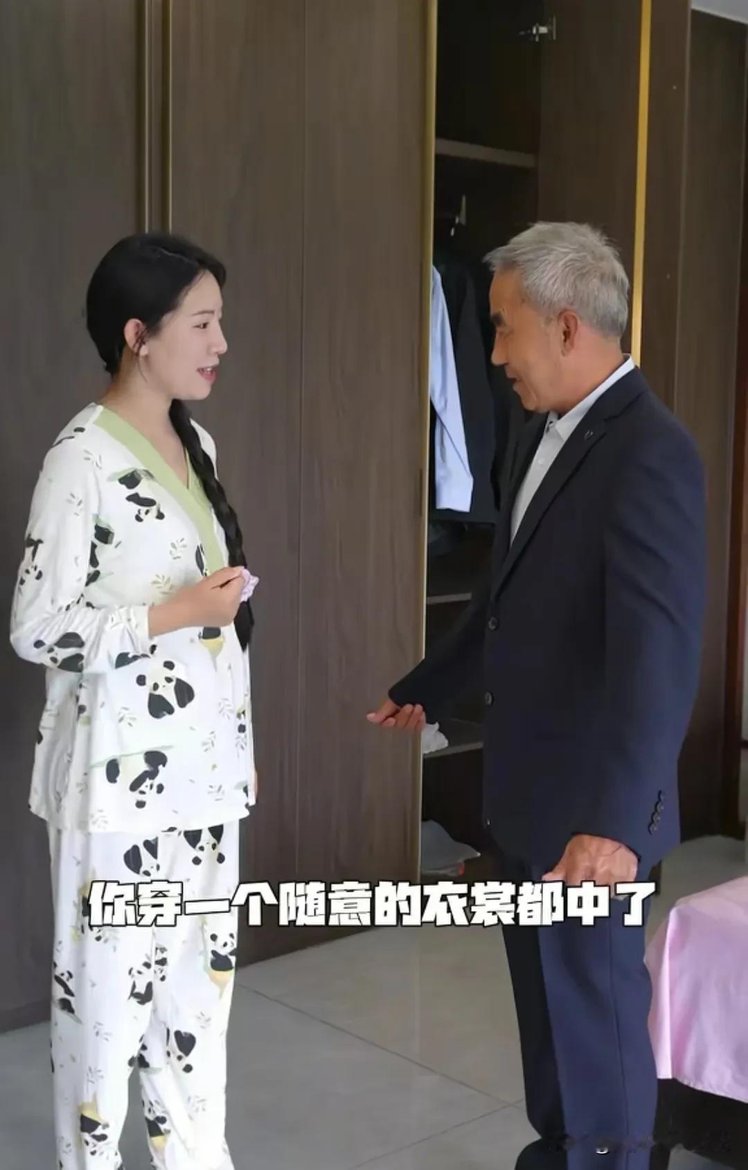 麦小登更新视频，二宝宝满月了。要拍满月照了。再拍全家福。
     爸爸听了要拍