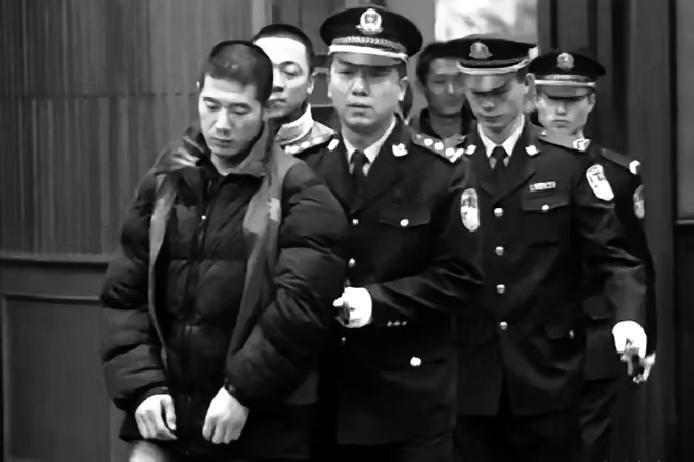 2006年，刚脱军装的崔英杰靠卖烤肠糊口，车被执法队扣了，他急眼捅人闯下大祸。