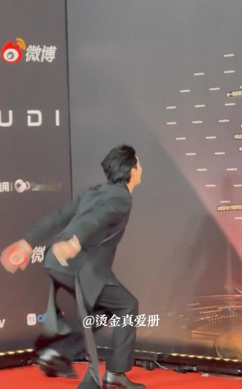 今天的我➡️“成天炫耀那个翘屁屁” ​​​