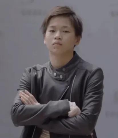 全红蝉夺冠后换颜潇洒出镜，穿皮夹克英姿飒爽姿态自然，自信大方，越来越美展现另一个