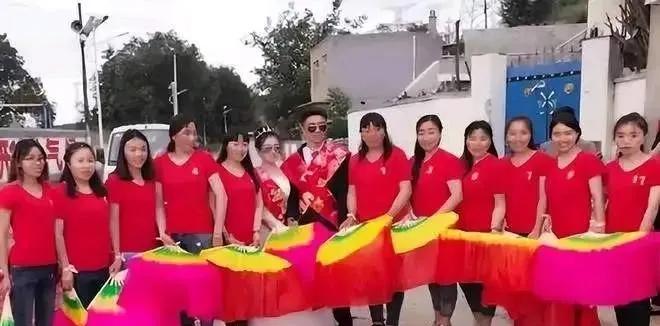 1996年，山西一对夫妻，生了11胎全是女儿，夫妻俩不信邪，于是在1996年生下