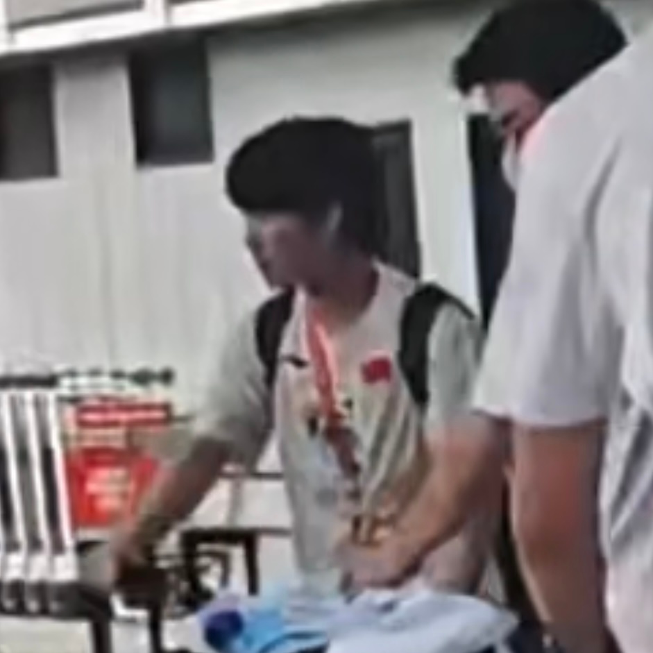 给我们小菲菲晕乎到脱外套了 ​​​