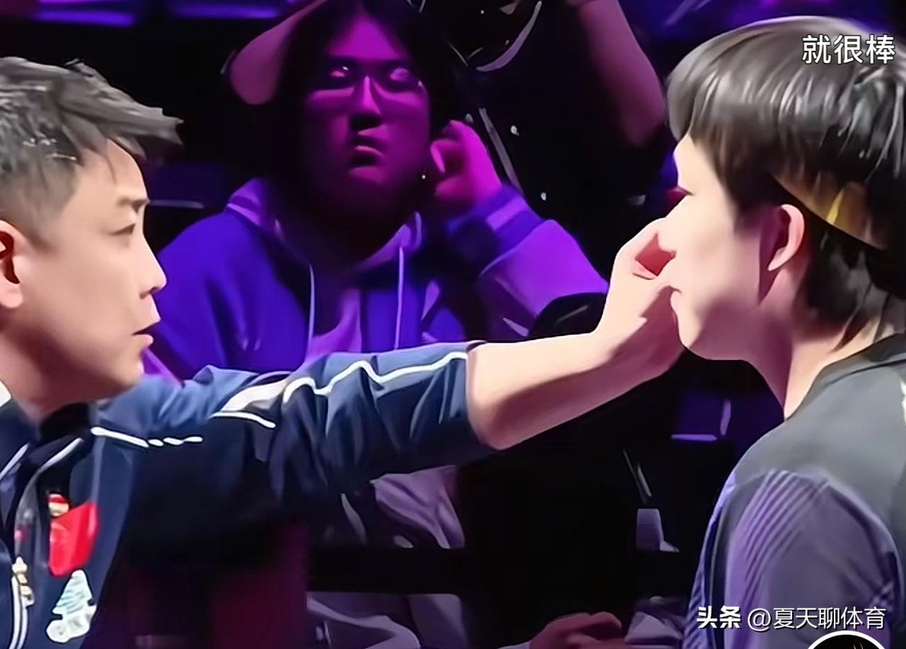暖心的王皓教练[流泪][流泪]昨晚上大头王楚钦输球后，过来找王皓，王皓教练看到大