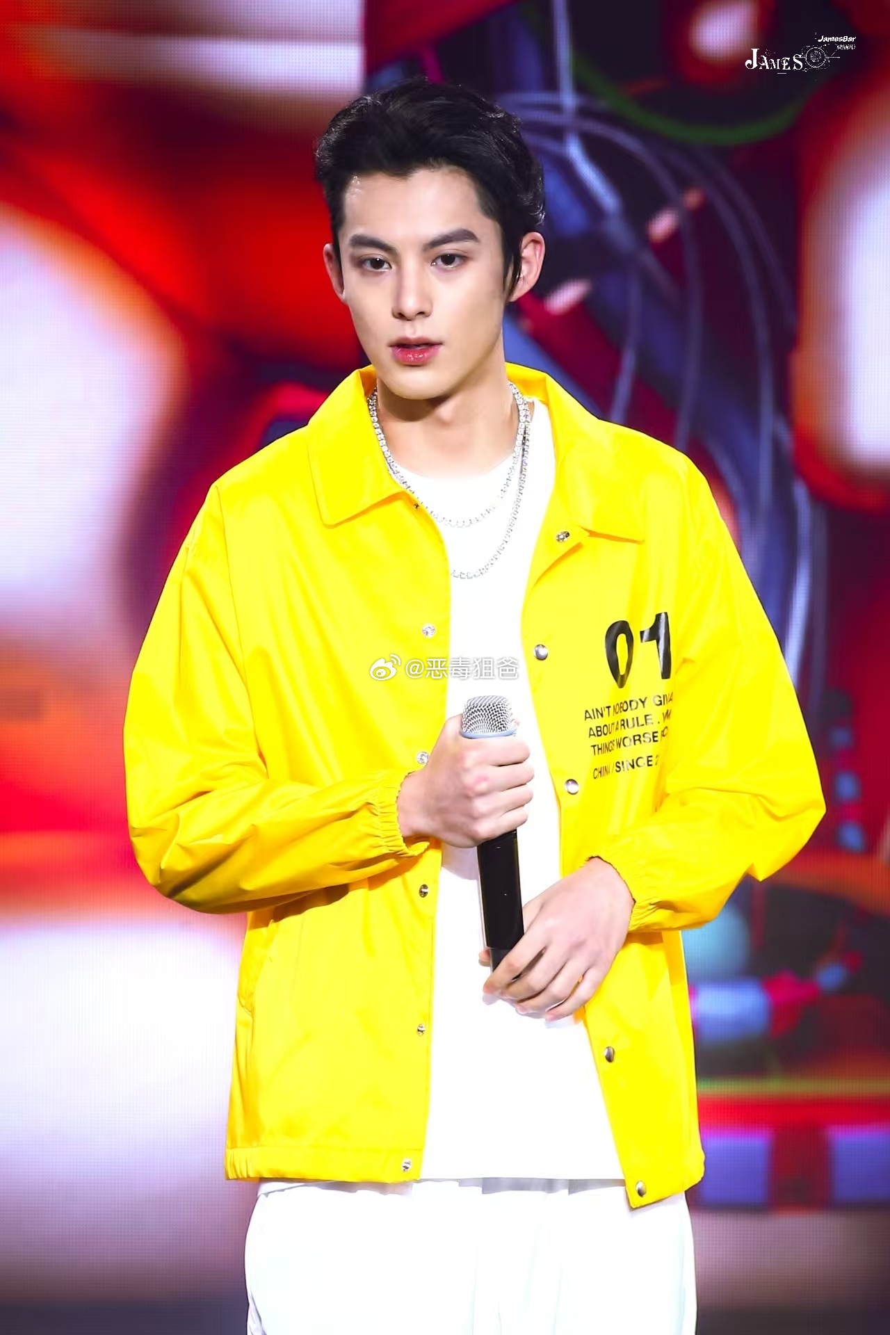 赵雨凡大吧发的19岁的王鹤棣好稚嫩 早期星味就藏不住了 在人群中是一眼就能找到的