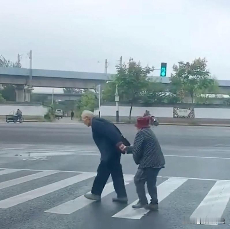 编辑：纱娜
作者：纱娜
 
刷到过无数个让人心酸的短视频，白发苍苍的老人守着空荡