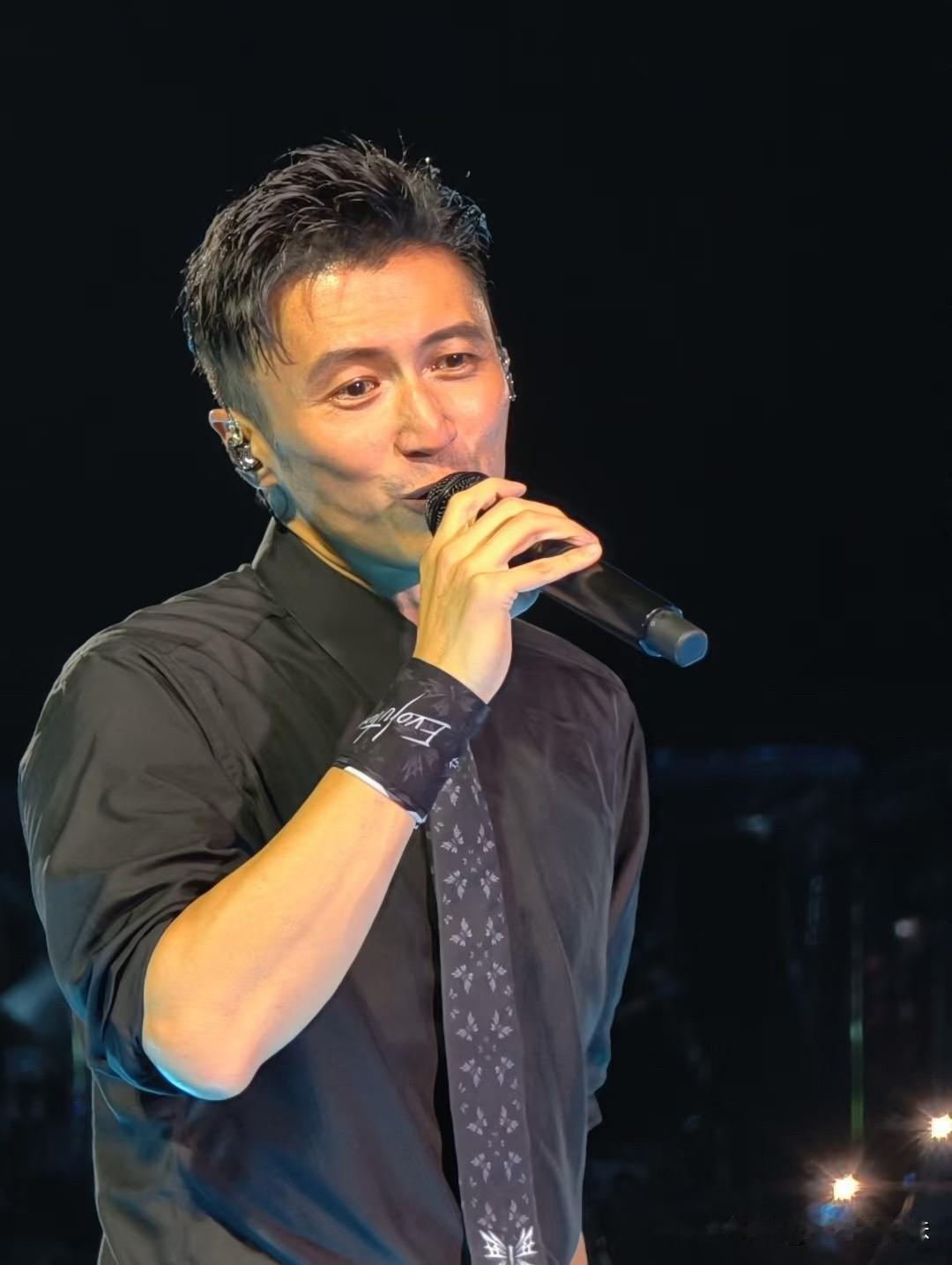 受父亲影响，谢霆锋演唱会状态不佳！
王菲这次也没有选择陪伴[流泪][流泪]，才几