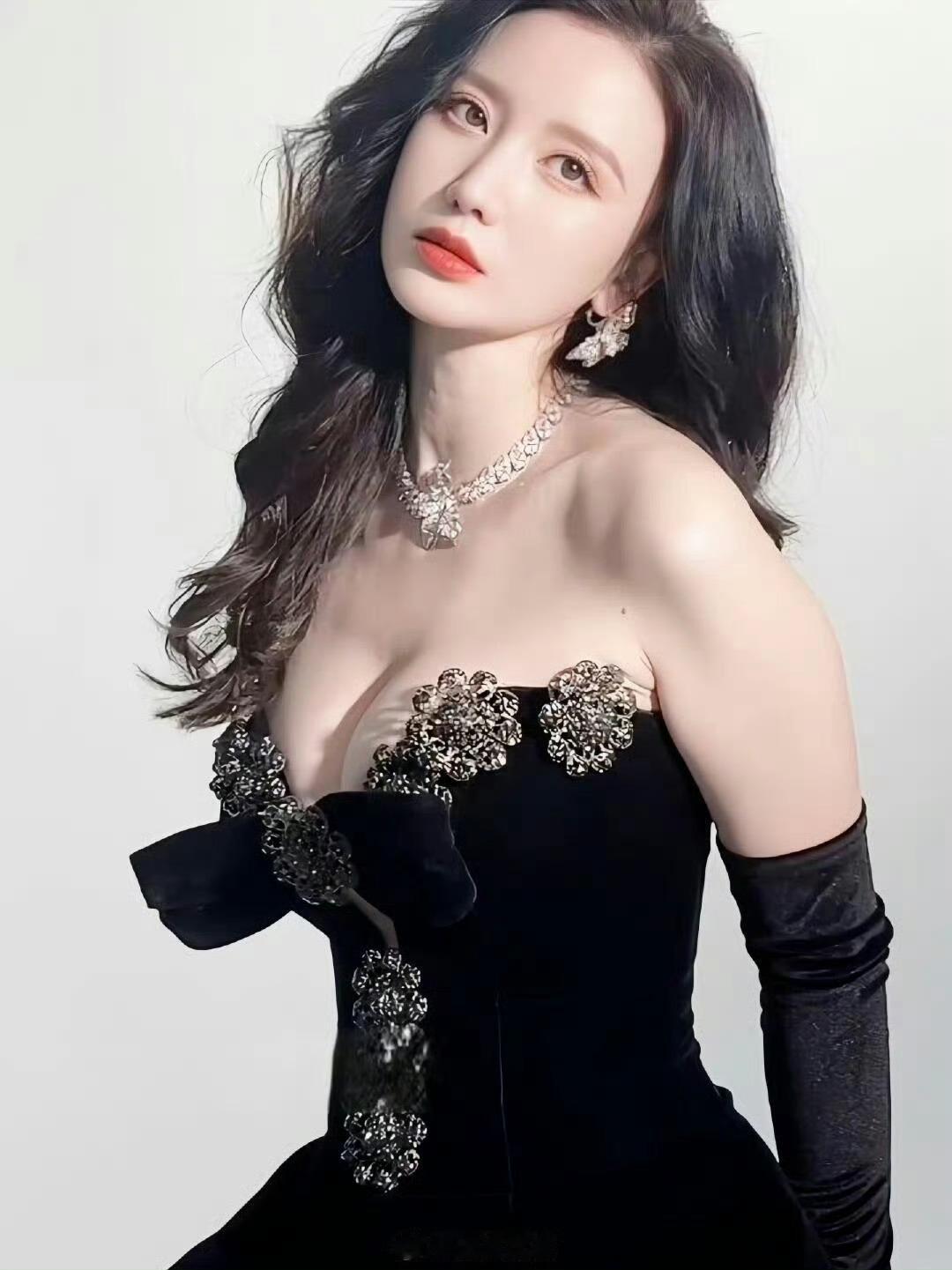 张萌一袭黑裙深V曳地，曼妙身姿撩动心弦！ ​​​