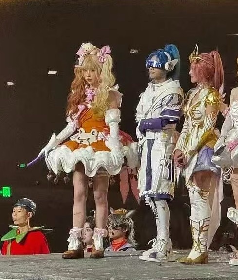 怎么会有人这么像小偷。。。 ​​​