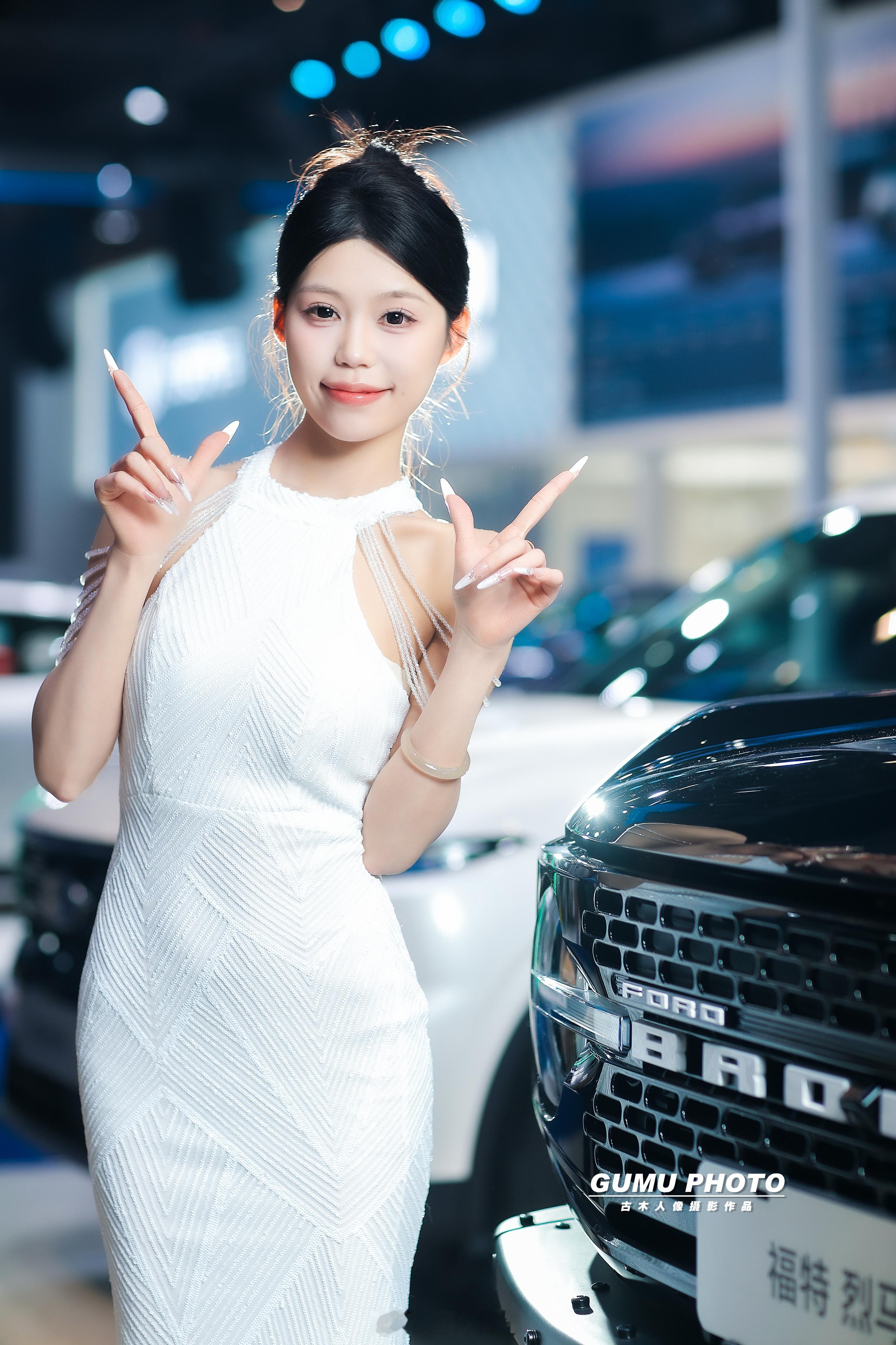 2025重庆汽车消费节福特展台模特小姐姐 2025重庆汽车消费节  