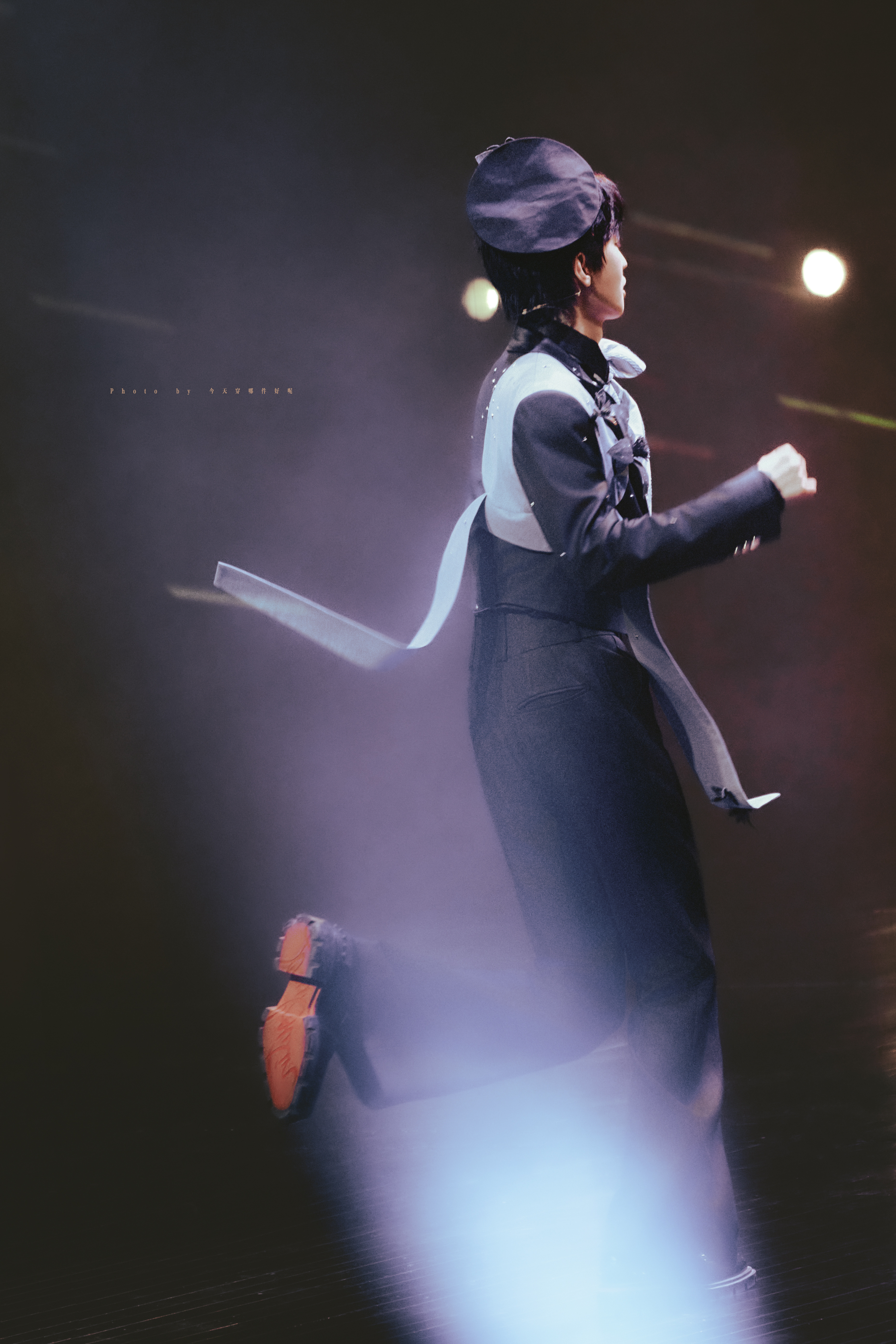 又在看托马斯，不得不说这套戏服设计得好好，特别显身材，腰是腰腿是腿屁股是屁股的?