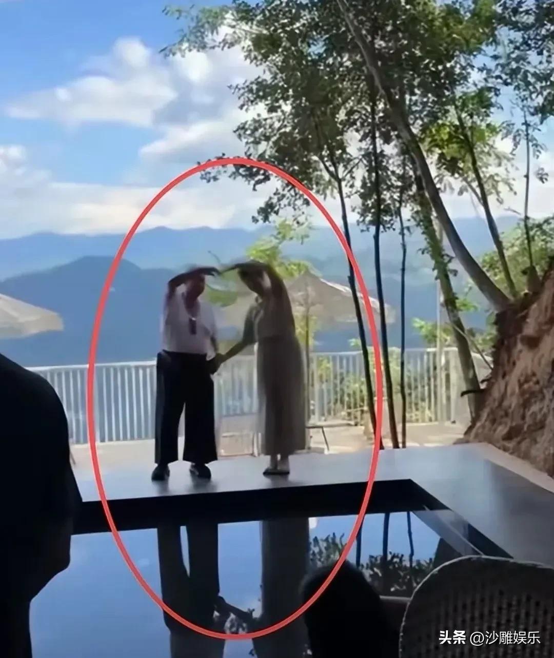 74岁洪金宝恩施度假，妻子高丽虹搀扶同行！两人身形差距明显！


近日，有多位游