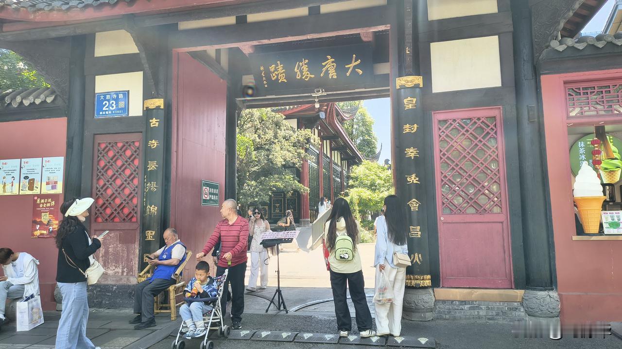 五一期间，成都著名景点太古里，旁边就是著名历史上唐玄奘修行地:大慈寺。
匆匆忙忙