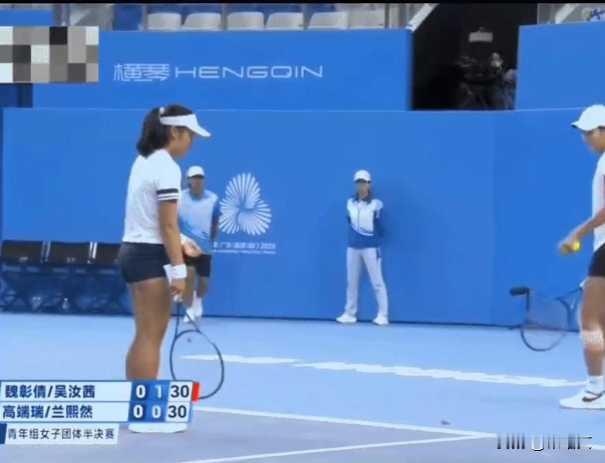 全运会网球赛场突闯“大强”！工作人员一脚致命，运动员吓跳30厘米！
 
2025