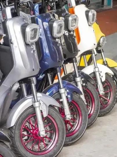 新国标电动车限速引发了不少讨论，这事要从安全和效率两方面来看。

从安全角度来说