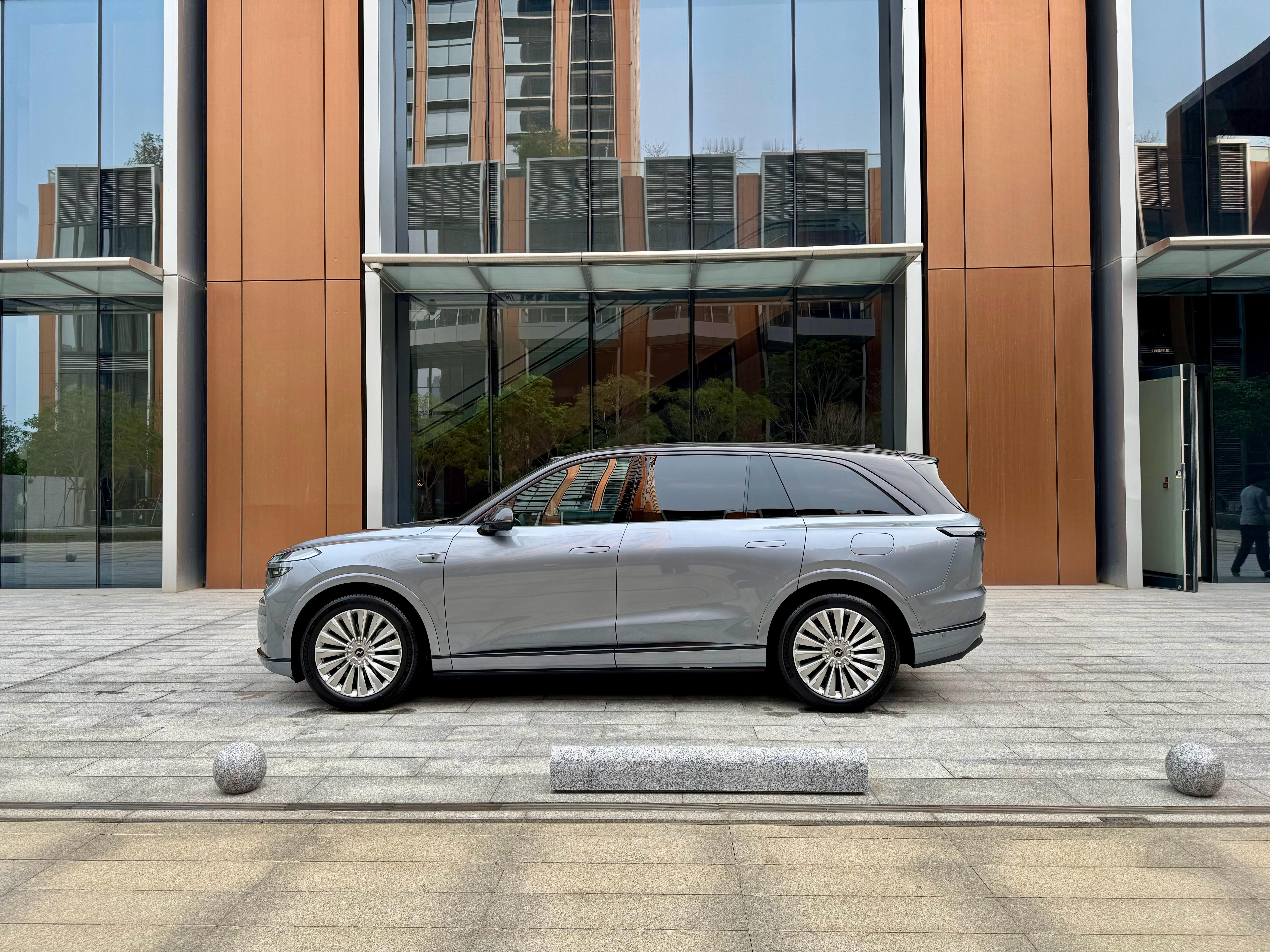 不用羡慕ES9乐道l90 也有双拼色了图1 紫金图2 银紫 