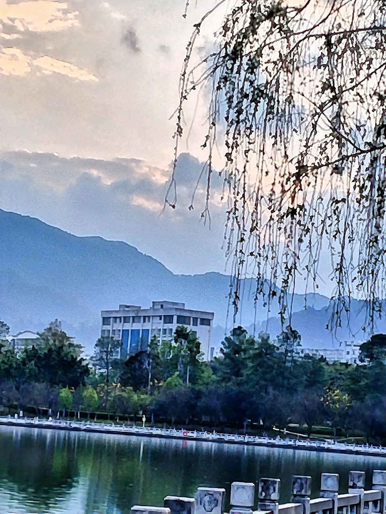 今晚去玉龙湖公园运动健身，黄昏时分，景色迷人。