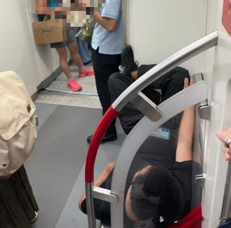 地铁是我家我爱咋坐就咋坐！
 
三号线惊现一哥，直接躺平占了大半个车厢，那姿态仿