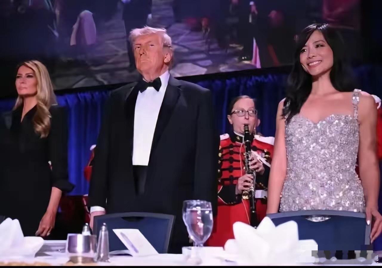 白宫晚宴枪击事件最狼狈的不是摔了一跤的特朗普，也不是扭头就跑的万斯，最狼狈最尴尬