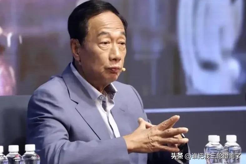 郭台铭最近在媒体面前放出这么一句狠话。
他说:“没有大国撑腰的政权早晚得变成别人
