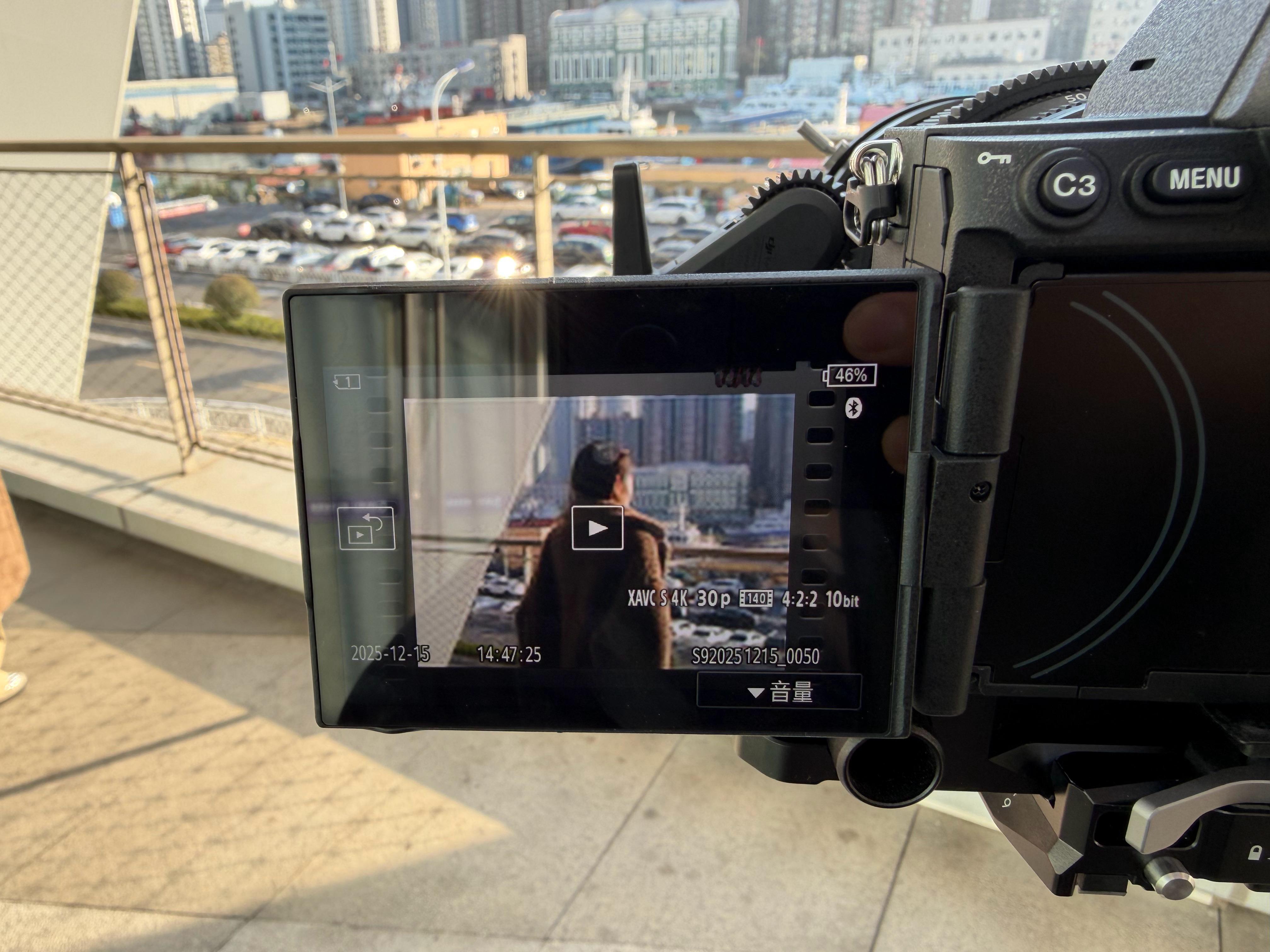 真羡慕，冬天在青岛拍摄必须常备一副手套和帽子，不然海风一会就能把手吹的没知觉南方