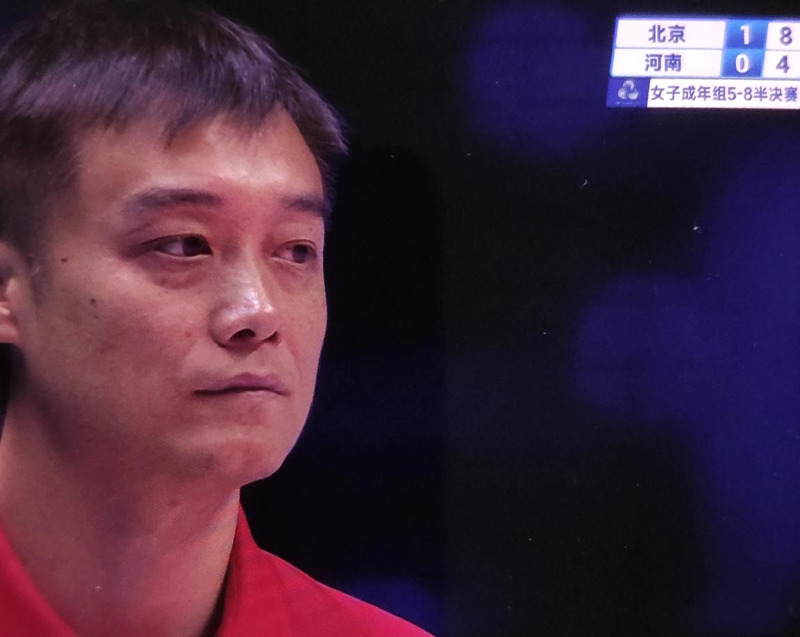 焦帅教练有些茫然不知所措...

河南对阵北京，第二局比赛开局又是北京女排大比分