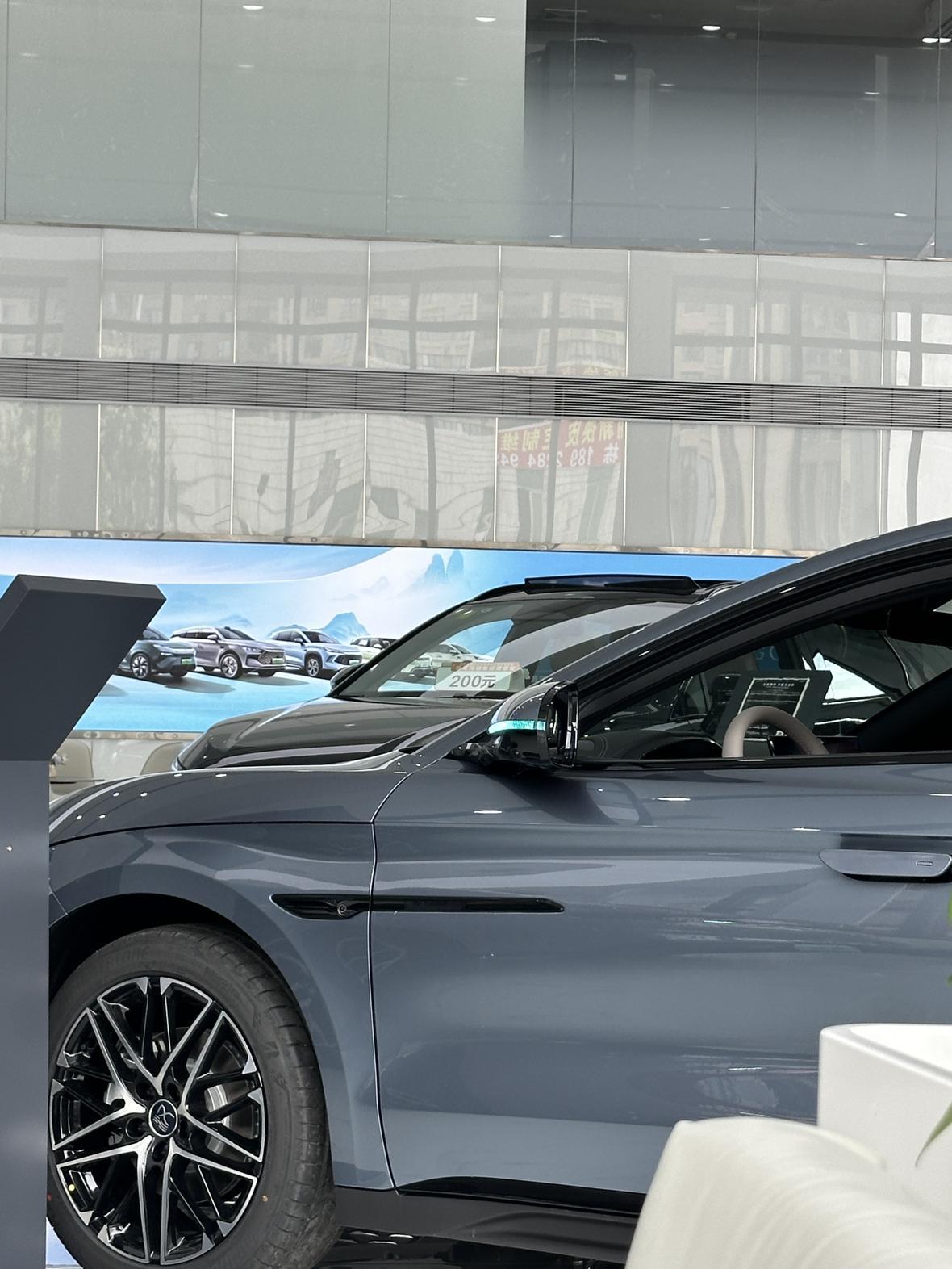 今天来深圳龙岗的比亚迪店看看车
汉长续航智驾版的位置不怎么凸显呀，我以为一进店就