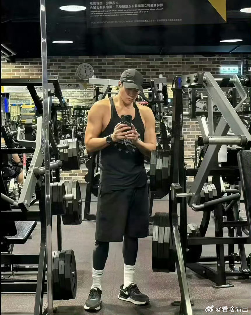 何与晒背肌求何润东指点何与求何润东指点一二何润东常年坚持健身，在身材管理这块绝对
