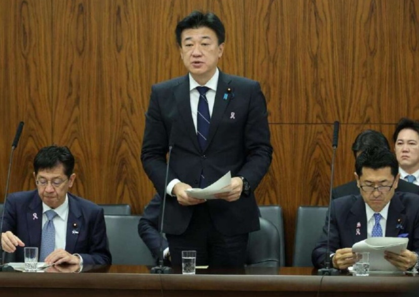 高市早苗开始给自己找台阶下了，连日本记者都闻出味道来了。日本内阁官房长官木原稔在