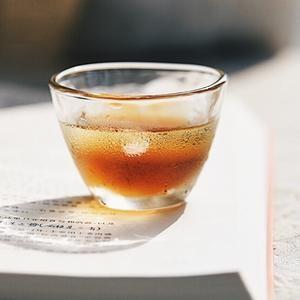 丈夫偷翻妻子手机账单，发现她靠做自媒体和私房钱，独立撑了五个月家用。
他五个月没