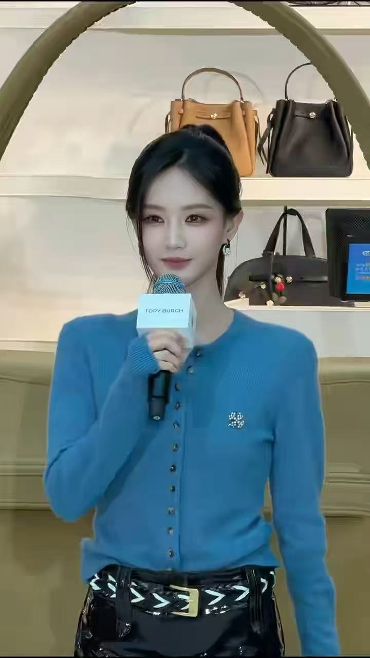 李一桐三亚生图 李一桐美女的身边还是美女 路人镜头从不骗人，李一桐三亚活动生图，