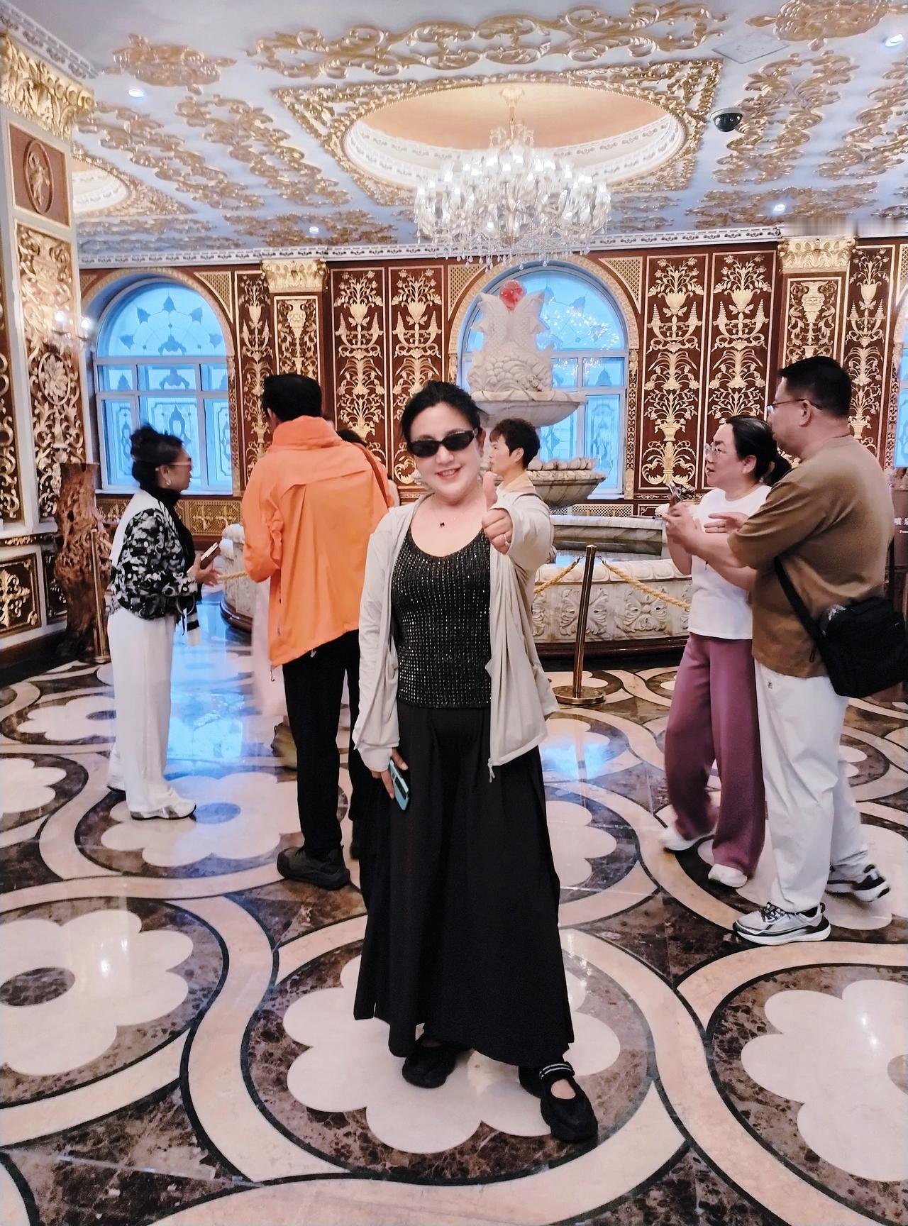 识人——LaMa娟
 
焚香未必存良善，乞食焉知家不宽。
巧语逢迎非挚友，衣冠楚